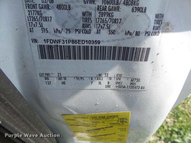 image for item DA3468 2006 Ford F350 Super Duty pickup truck chassis