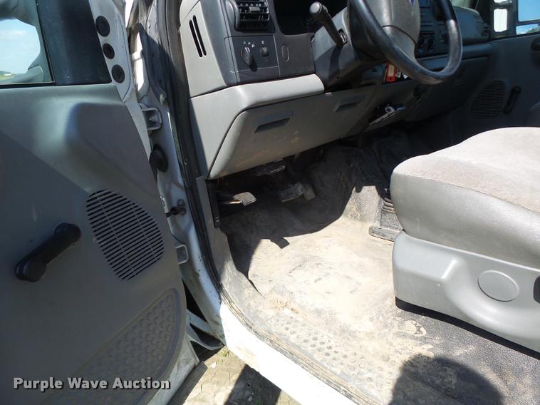 image for item DA3468 2006 Ford F350 Super Duty pickup truck chassis