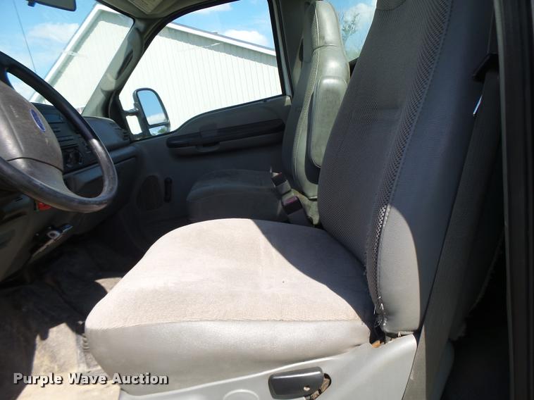 image for item DA3468 2006 Ford F350 Super Duty pickup truck chassis