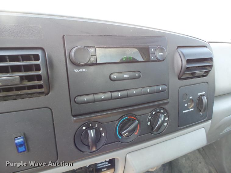 image for item DA3468 2006 Ford F350 Super Duty pickup truck chassis