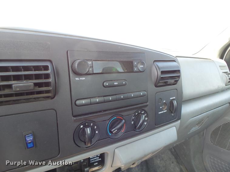 image for item DA3468 2006 Ford F350 Super Duty pickup truck chassis