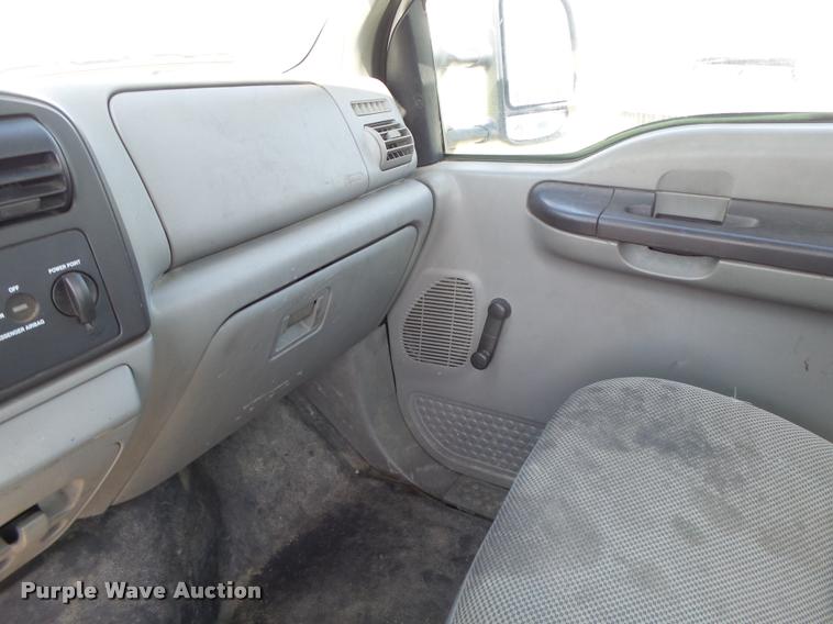 image for item DA3468 2006 Ford F350 Super Duty pickup truck chassis