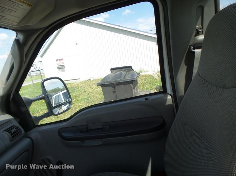 image for item DA3468 2006 Ford F350 Super Duty pickup truck chassis