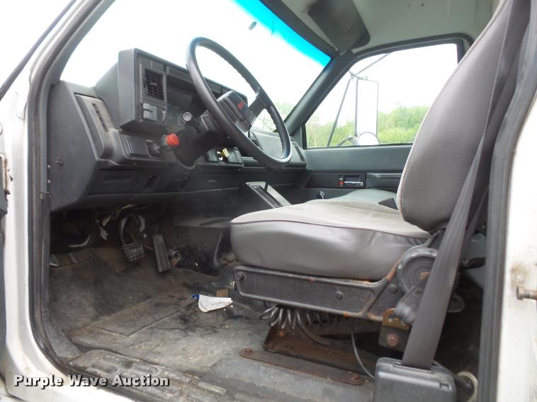 image for item DA8139 1998 GMC C6500 box truck