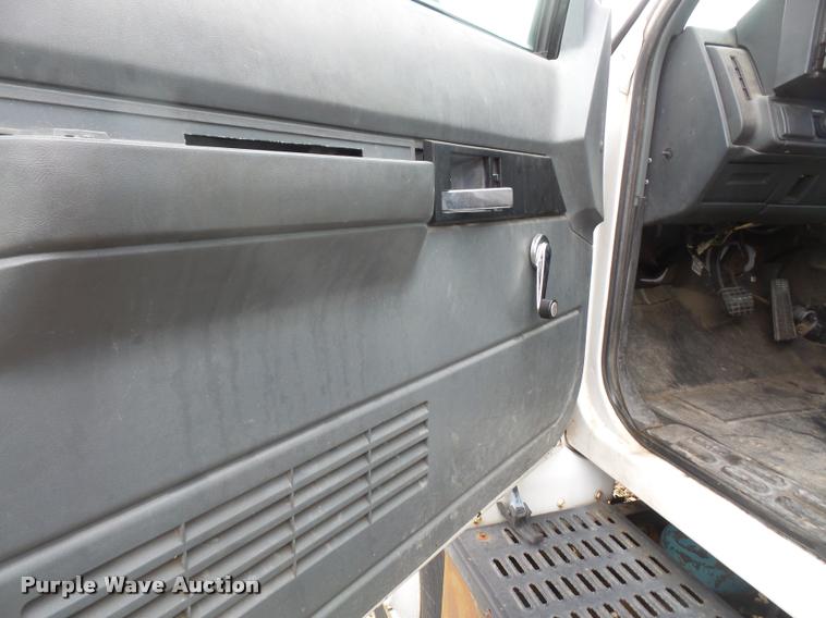 image for item DA8139 1998 GMC C6500 box truck