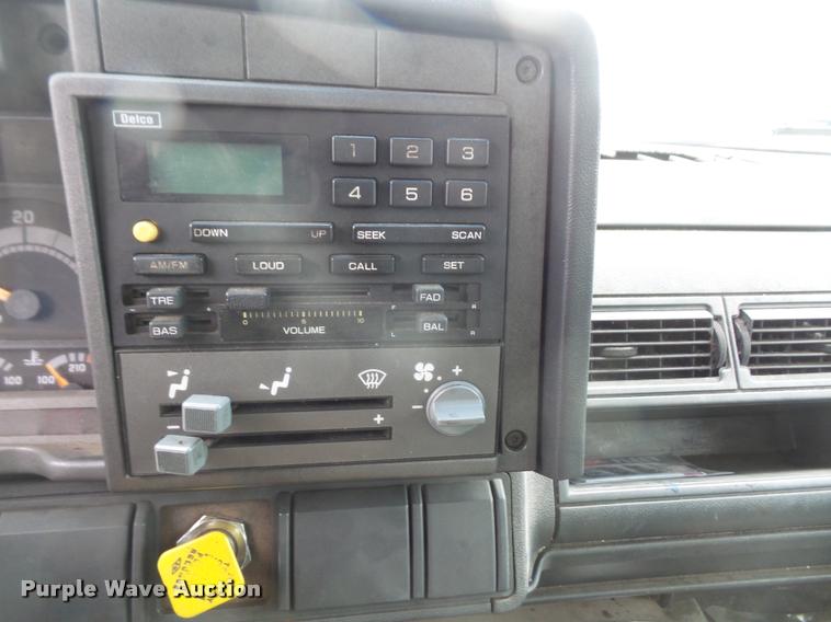 image for item DA8139 1998 GMC C6500 box truck