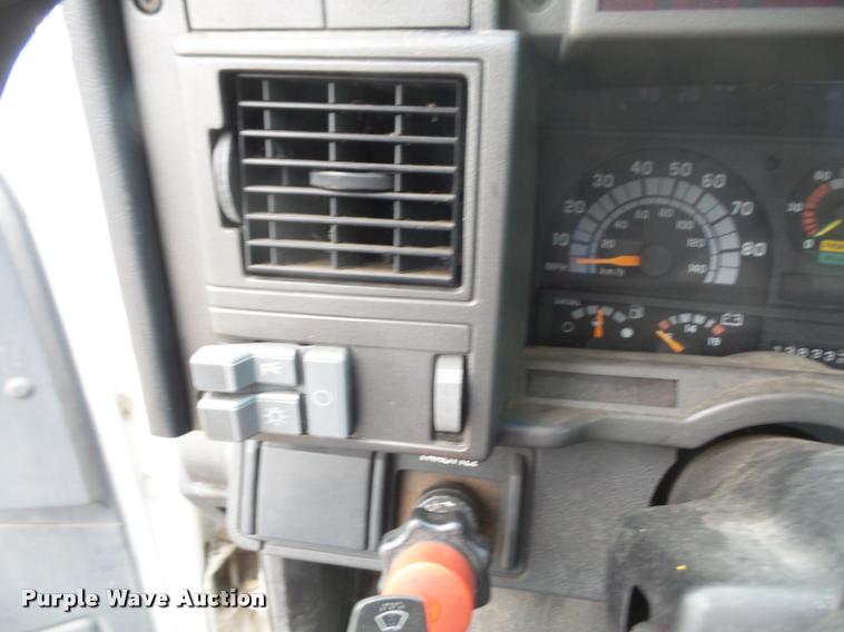 image for item DA8139 1998 GMC C6500 box truck