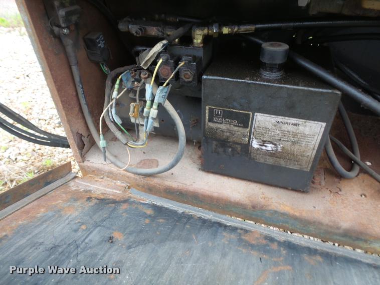 image for item DA8139 1998 GMC C6500 box truck