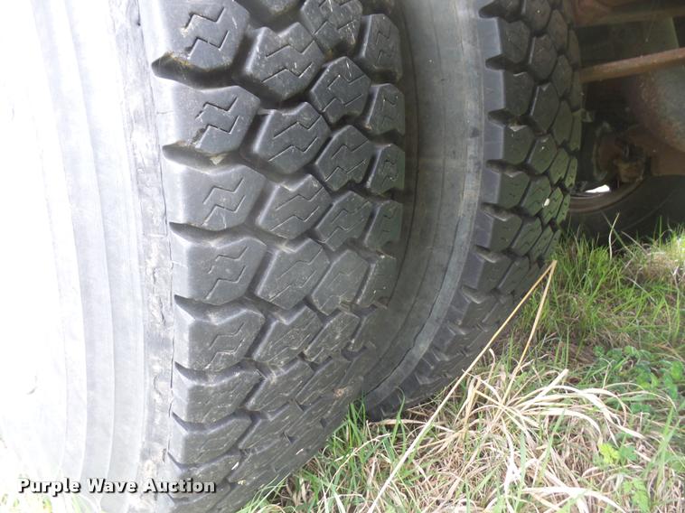 image for item DA8142 1994 Ford B700 school bus