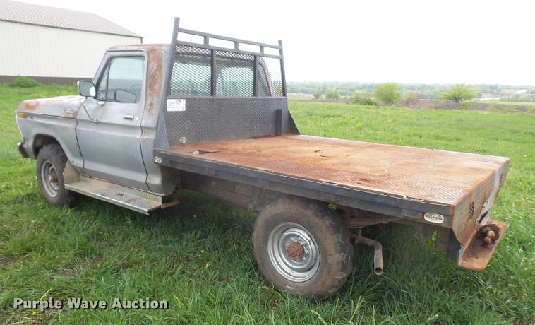 image for item DA8186 1979 Ford F250 flatbed pickup truck