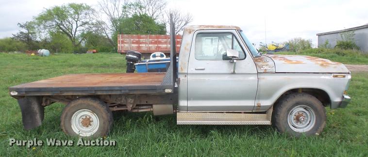 image for item DA8186 1979 Ford F250 flatbed pickup truck