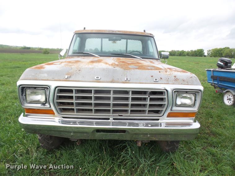 image for item DA8186 1979 Ford F250 flatbed pickup truck