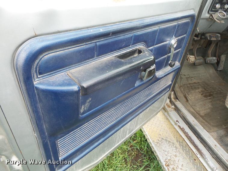 image for item DA8186 1979 Ford F250 flatbed pickup truck