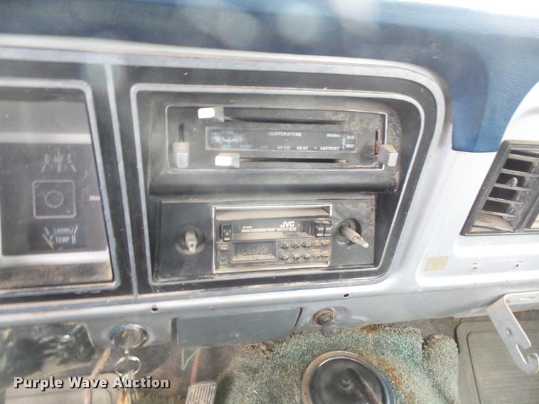 image for item DA8186 1979 Ford F250 flatbed pickup truck