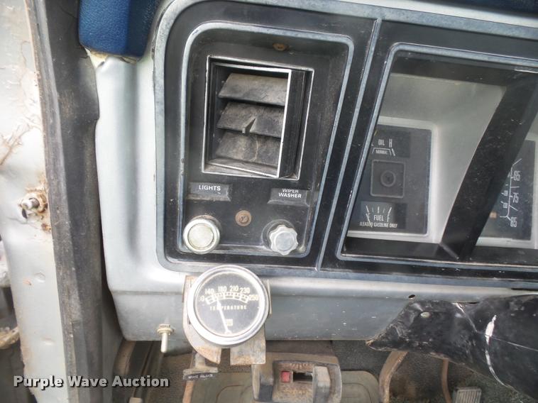 image for item DA8186 1979 Ford F250 flatbed pickup truck