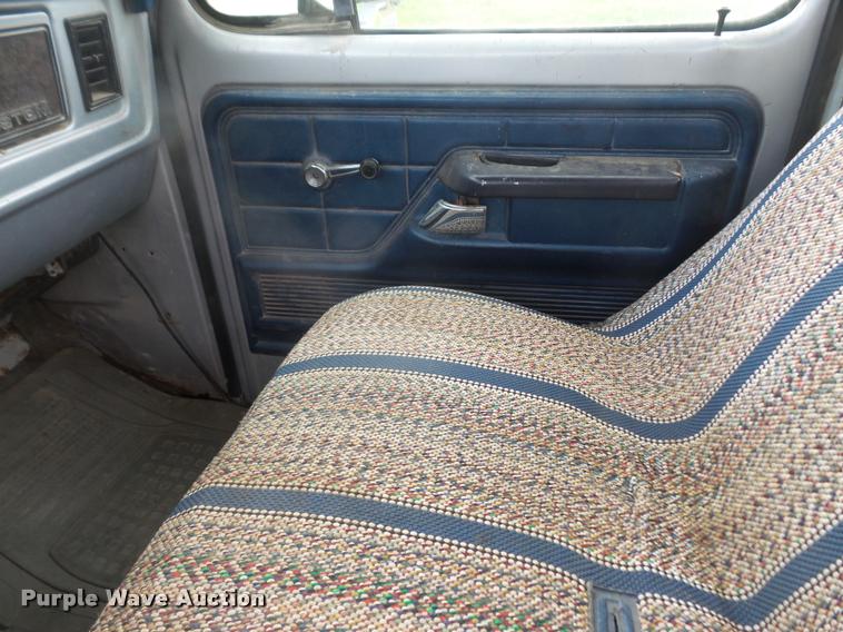 image for item DA8186 1979 Ford F250 flatbed pickup truck