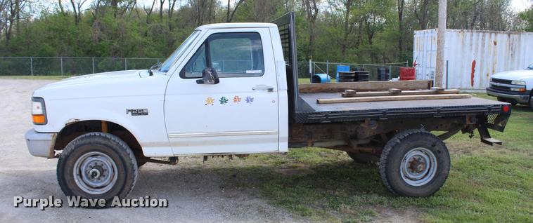 image for item DA9156 1997 Ford F250 HD flatbed pickup truck