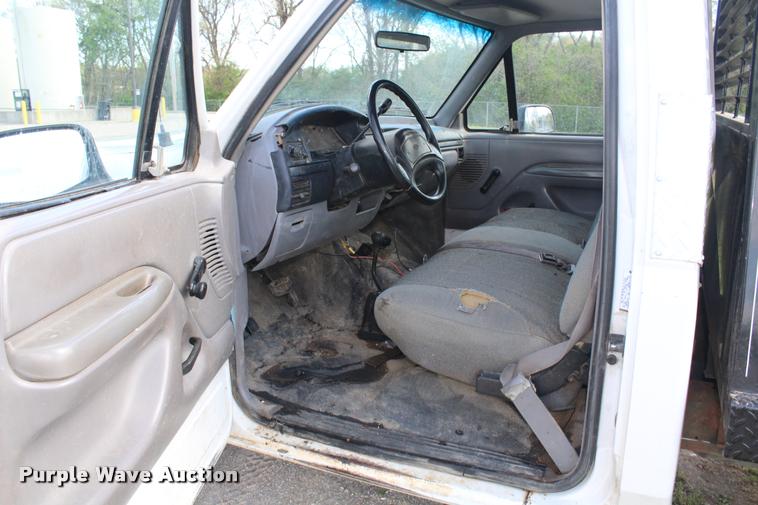 image for item DA9156 1997 Ford F250 HD flatbed pickup truck