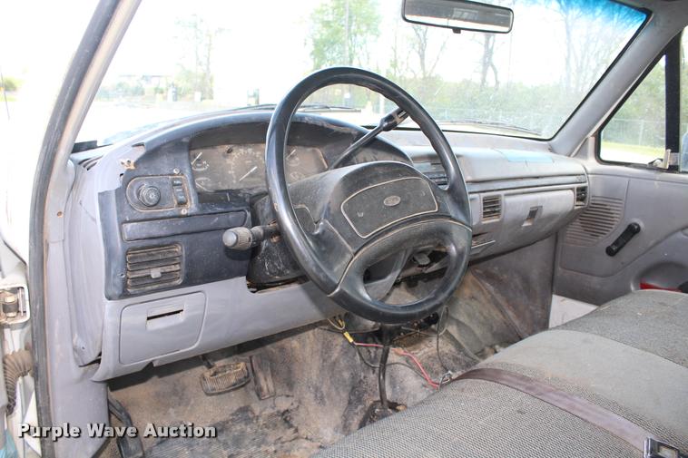 image for item DA9156 1997 Ford F250 HD flatbed pickup truck