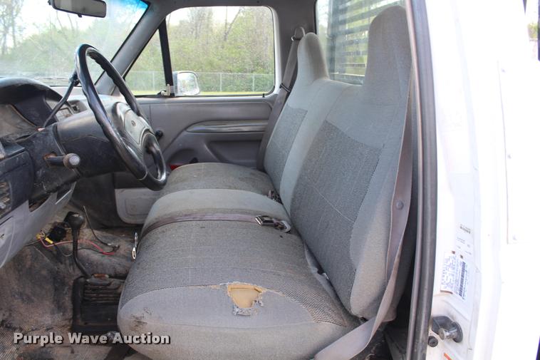 image for item DA9156 1997 Ford F250 HD flatbed pickup truck