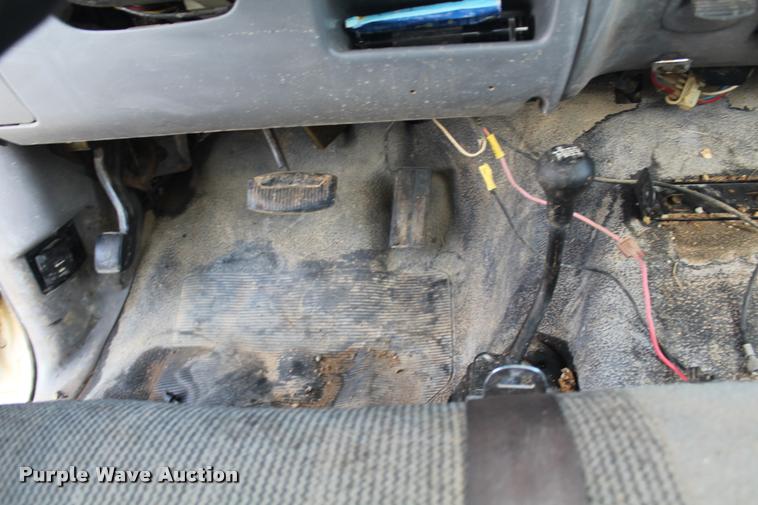 image for item DA9156 1997 Ford F250 HD flatbed pickup truck