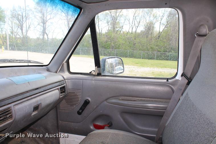 image for item DA9156 1997 Ford F250 HD flatbed pickup truck