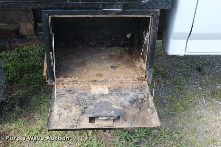 image for item DA9156 1997 Ford F250 HD flatbed pickup truck