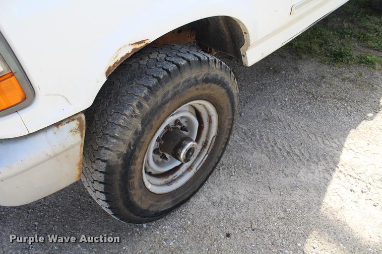 image for item DA9156 1997 Ford F250 HD flatbed pickup truck