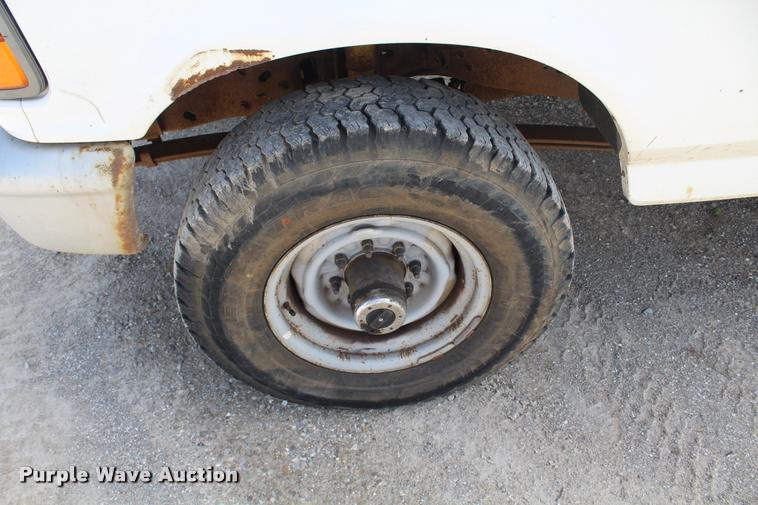 image for item DA9156 1997 Ford F250 HD flatbed pickup truck