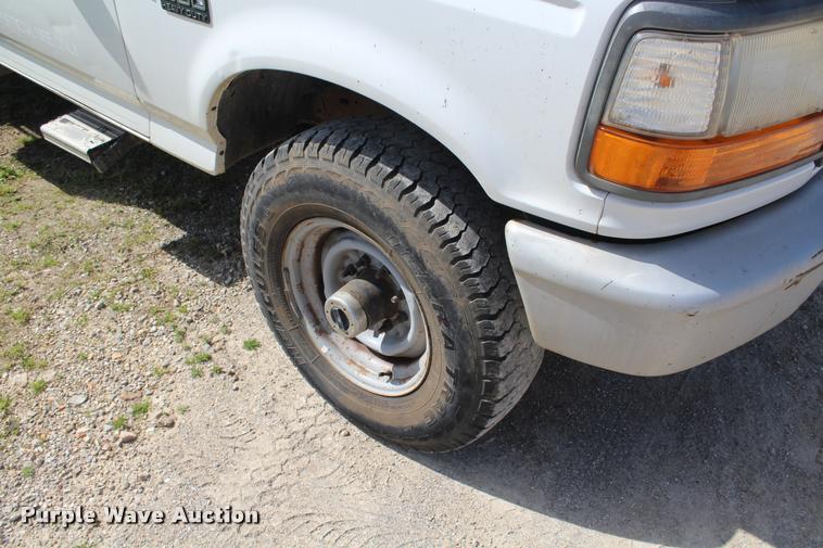 image for item DA9156 1997 Ford F250 HD flatbed pickup truck