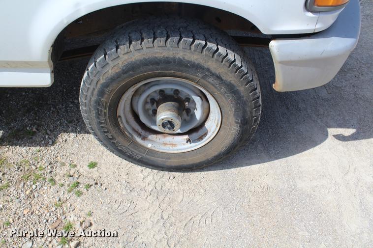 image for item DA9156 1997 Ford F250 HD flatbed pickup truck