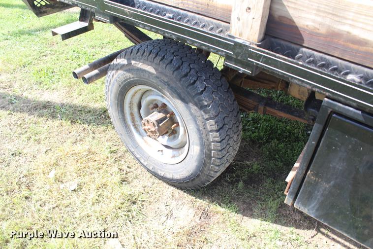 image for item DA9156 1997 Ford F250 HD flatbed pickup truck