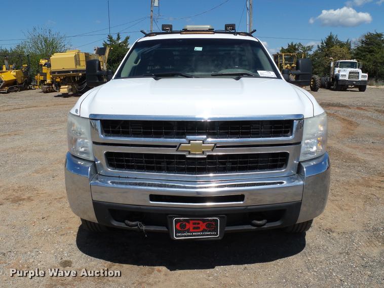 image for item DB0197 2009 Chevrolet Silverado 3500HD flatbed pickup truck