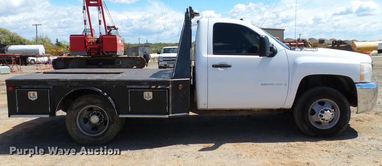 image for item DB0197 2009 Chevrolet Silverado 3500HD flatbed pickup truck