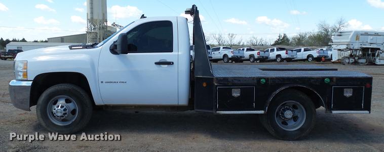 image for item DB0197 2009 Chevrolet Silverado 3500HD flatbed pickup truck