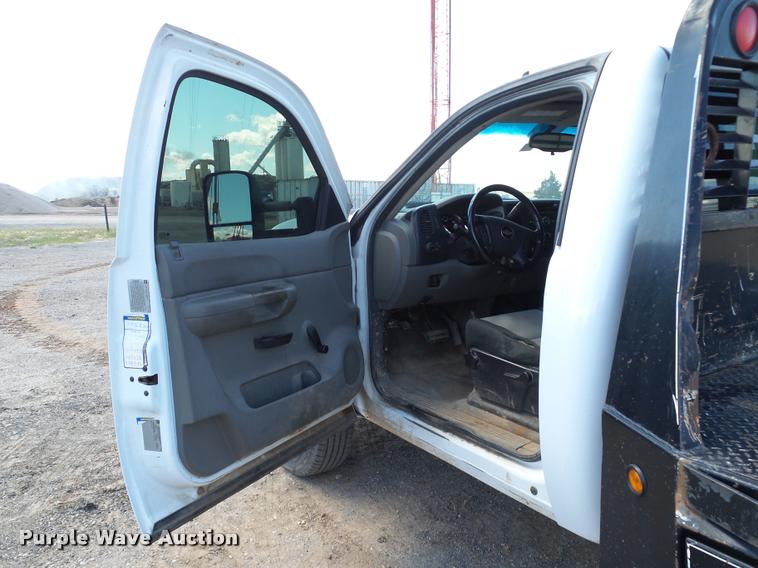 image for item DB0197 2009 Chevrolet Silverado 3500HD flatbed pickup truck