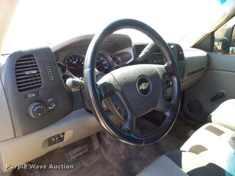 image for item DB0197 2009 Chevrolet Silverado 3500HD flatbed pickup truck