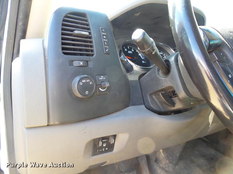 image for item DB0197 2009 Chevrolet Silverado 3500HD flatbed pickup truck