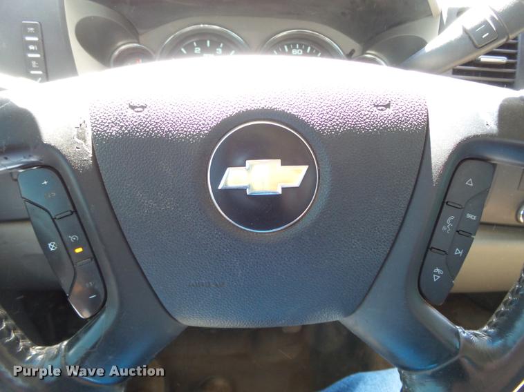 image for item DB0197 2009 Chevrolet Silverado 3500HD flatbed pickup truck