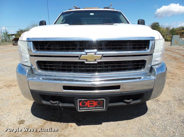 image for item DB0197 2009 Chevrolet Silverado 3500HD flatbed pickup truck