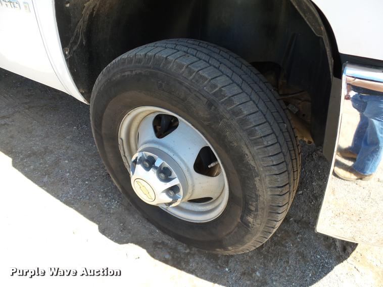 image for item DB0197 2009 Chevrolet Silverado 3500HD flatbed pickup truck