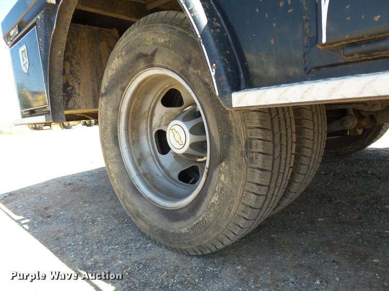 image for item DB0197 2009 Chevrolet Silverado 3500HD flatbed pickup truck