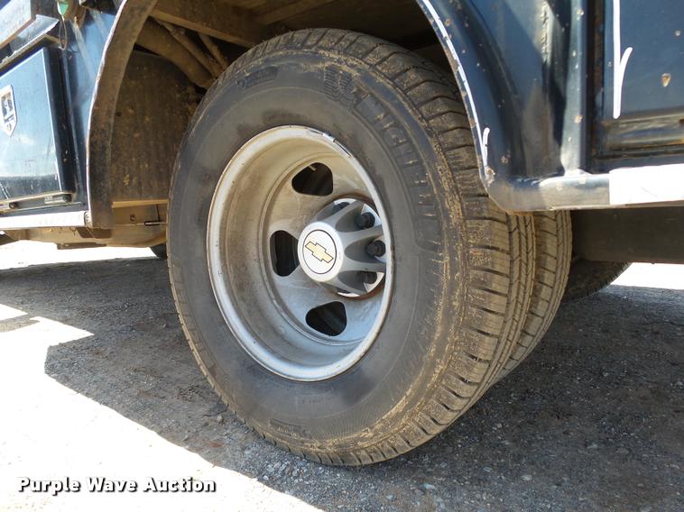 image for item DB0197 2009 Chevrolet Silverado 3500HD flatbed pickup truck