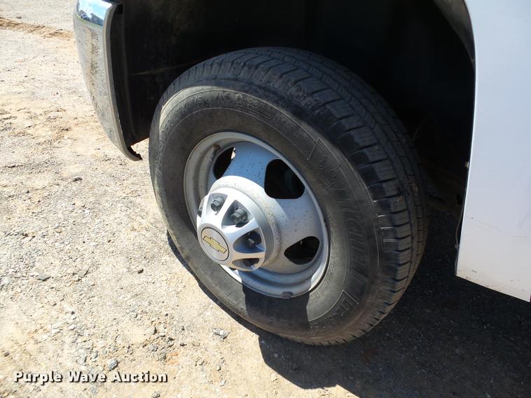 image for item DB0197 2009 Chevrolet Silverado 3500HD flatbed pickup truck