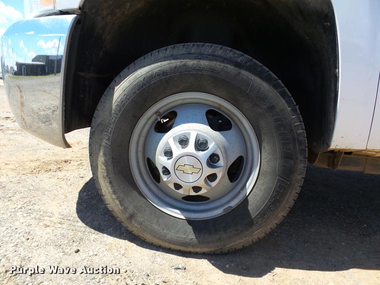 image for item DB0197 2009 Chevrolet Silverado 3500HD flatbed pickup truck