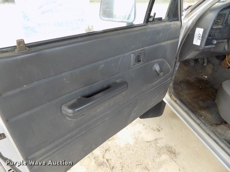 image for item DC7232 1989 Toyota pickup truck