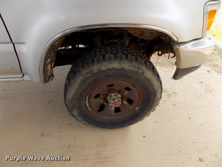 image for item DC7232 1989 Toyota pickup truck