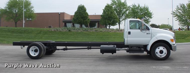 image for item DD9360 2008 Ford F750 truck chassis