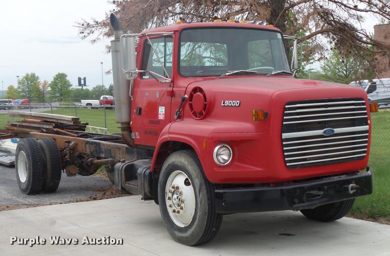 image for item DD9363 1991 Ford LS9000 flatbed truck