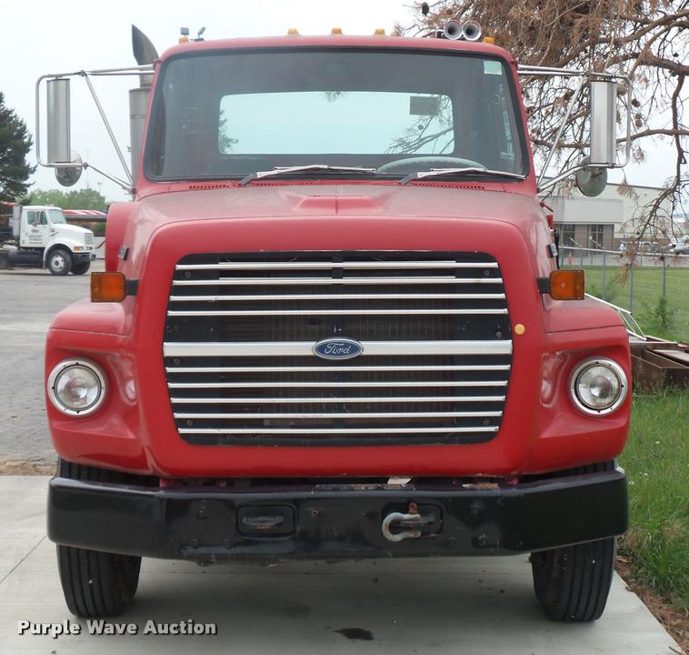 image for item DD9363 1991 Ford LS9000 flatbed truck